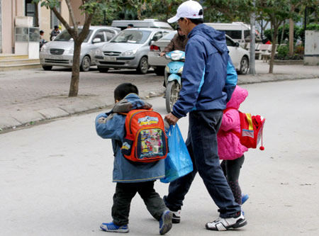 Phụ huynh vẫn cho con đến trường dù trời rét đậm